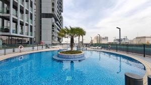 Piscina en o cerca de An Exceptional Studio in JVC that Sleeps 2!