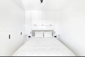 En eller flere senge i et værelse på Laguna beach volledig gerenoveerd 1 slpk appartement + 6 billeder