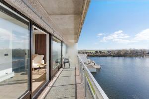 Udsigt til en flod der løber i nærheden af lejligheden