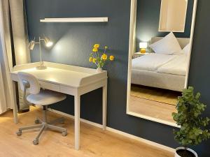 a room with a desk and a mirror and a bed at Direktoren Apartment am Zentrum in Bad Rothenfelde