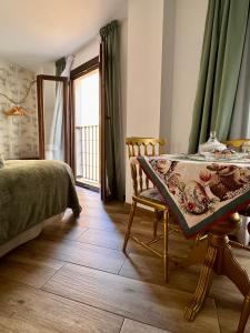 Khu vực ghế ngồi tại ATENEO CUENCA Suites con cocina en el casco histórico