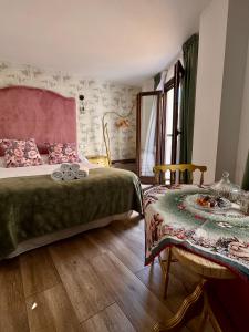Khu vực ghế ngồi tại ATENEO CUENCA Suites con cocina en el casco histórico