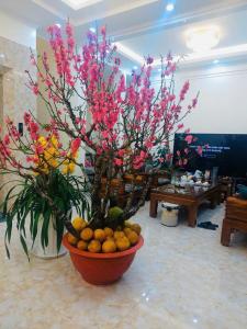 a large vase filled with flowers in a room at Khách Sạn 1-CSLTDL-89- PHT in Xuan An