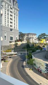 a view of a street in a city with a building at Khách Sạn 1-CSLTDL-89- PHT in Xuan An