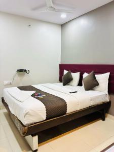 奥兰加巴德Hotel Rajlaxmi Executive的房间里有一张大床的卧室