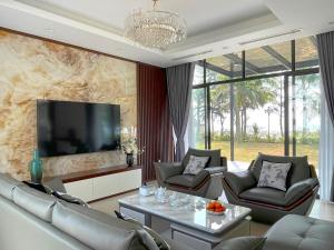 Μια τηλεόραση ή/και κέντρο ψυχαγωγίας στο TSQ STAY Villa Beachside