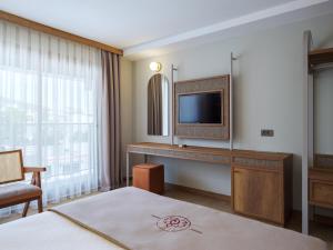 TV a/nebo společenská místnost v ubytování Monk Resort Hotel Beldibi