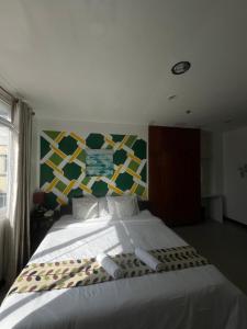 Rúm í herbergi á BOPEMPC Safari Hostel