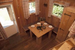 an overhead view of a wooden table in a cabin at Groepsverblijf (18p) – 3 Houtlodges bij elkaar op Vakantiepark De Boshoek in Voorthuizen +3 photos