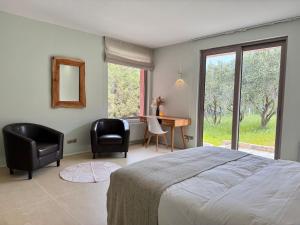 Giường trong phòng chung tại Blue Angel Villa Luxury Seafront Estate +50 ảnh
