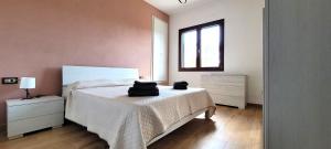 a bedroom with a bed with black towels on it at Casa Nue - Appartamento Deluxe in Posada