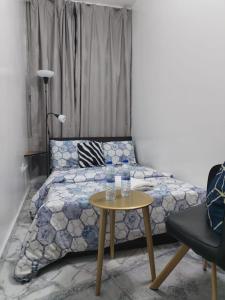 アブダビにあるTanih Homesのベッドルーム(テーブル、椅子、ベッド付)