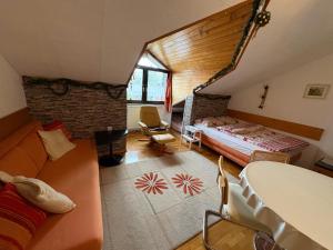 Ένα ή περισσότερα κρεβάτια σε δωμάτιο στο Apartma Snežko