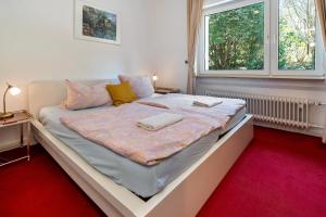 a bed with two towels on it in a bedroom at Ferienwohnungen am Gunzenbach in Baden-Baden