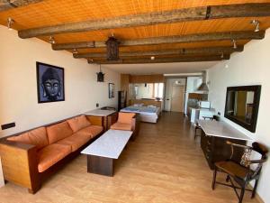 ソゾポルにあるSozopol Sunriseのソファとベッドのあるリビングルーム