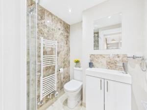 Koupelna v ubytování NEW No 1 Park Street by Signature Stays - 5 Bedroom House Central Cheltenham + 30 fotografií