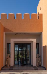 einer Fassade eines Gebäudes mit Glastüren in der Unterkunft Yin Hotel & Spa in Marrakesch