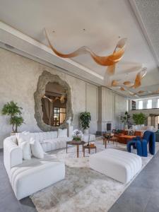 マラケシュにあるYin Hotel & Spaの白いソファとテーブル付きの広いリビングルーム +236枚の写真