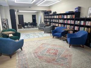 a library with chairs and bookshelves and a table at 77/5 in Chişinău