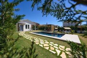 Bazén v ubytování Rustic Charm Villa nebo v jeho okolí