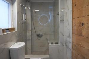 Koupelna v ubytování Doliva Studio John private jacuzzi + 20 fotografií