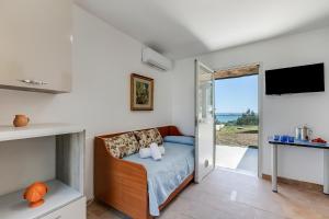 Et tv og/eller underholdning på Stella Marina with Pool 100 m from beach