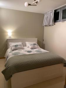 a bed with two pillows on it in a bedroom at Refúgio da praia in Tocha