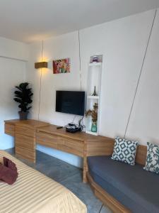 TV a/nebo společenská místnost v ubytování Rockstarvillas Condos Replay