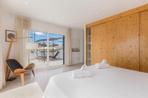 プンタ・プリマにあるVilla Lindaのベッドと椅子と窓のある寝室