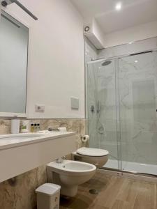 a bathroom with a toilet sink and a shower at Sorrento Bay Apartment in Sorrento