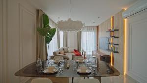 Χώρος καθιστικού στο Qoople Legend A40 prime sea location apartment