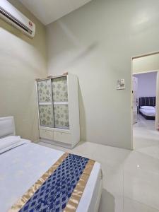 a bedroom with a bed and a door with a window at Warni Villa 197 Whole Or Room in Muar