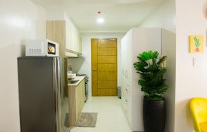 Η κουζίνα ή μικρή κουζίνα στο Casa - Chic Pool View Studio Near Ayala Mall