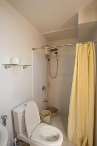 Ένα μπάνιο στο Casa - Chic Pool View Studio Near Ayala Mall +5 φωτογραφίες