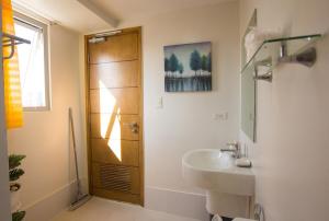 Ένα μπάνιο στο Casa - Chic Pool View Studio Near Ayala Mall