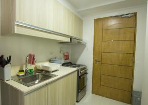 Η κουζίνα ή μικρή κουζίνα στο Casa - Chic Pool View Studio Near Ayala Mall