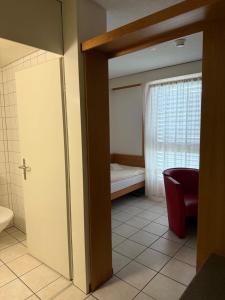 Postel nebo postele na pokoji v ubytování Hotel Lötschberg