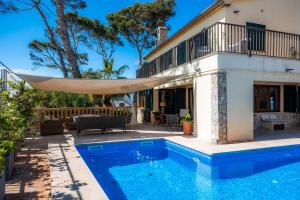 una villa con piscina y una casa en Villa Cala Estancia Mercedes, en Can Pastilla