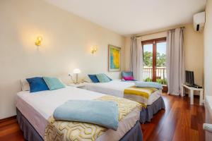 Dos camas en una habitación con ventana. en Villa Cala Estancia Mercedes, en Can Pastilla 36 fotos más