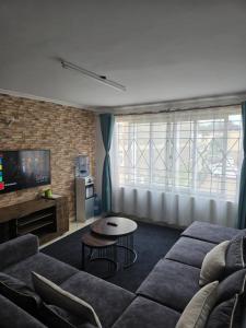 TV a/nebo společenská místnost v ubytování Milimani 2 BR By Skyline Villa
