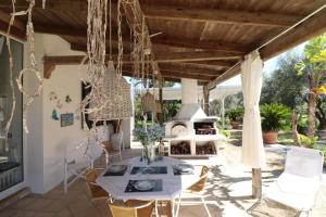 patio con tavolo e piano cottura di Villa Patrizia in Otranto a Otranto