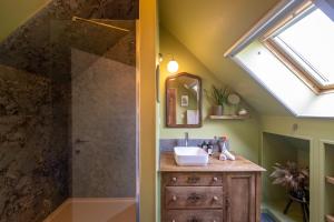 a bathroom with a sink and a shower at B&B Woods and Wine in As