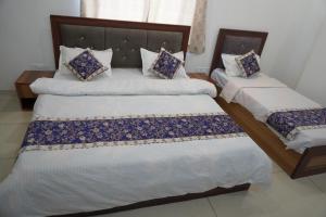 Hotel Raj Hans-500 meter Khatu Shyam Ji Temple客房内的一张或多张床位