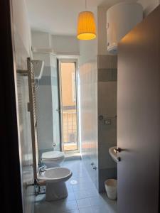 Bilik mandi di Sunshine Apartment