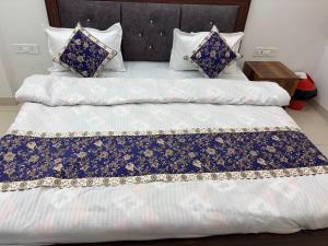 Hotel Raj Hans-500 meter Khatu Shyam Ji Temple客房内的一张或多张床位