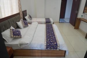 Hotel Raj Hans-500 meter Khatu Shyam Ji Temple客房内的一张或多张床位