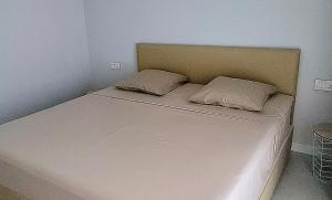 Soleia 2 - Pereybere - Appartement Cozy avec piscine proche plage في غراند بايَ: سرير عليه وسادتين في غرفة