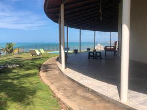 taras z widokiem na ocean z domu w obiekcie Casa de Praia em Aracati - "Jangadas da Fontainha" w mieście Aracati