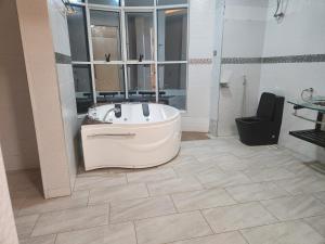 Fotografie z fotogalerie ubytování Glass Heights Apartments -Kulambiro v destinaci Kampala