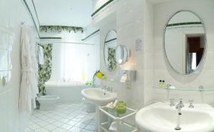 ein weißes Badezimmer mit Waschbecken und Toilette in der Unterkunft Villa Solitude in Bad Gastein